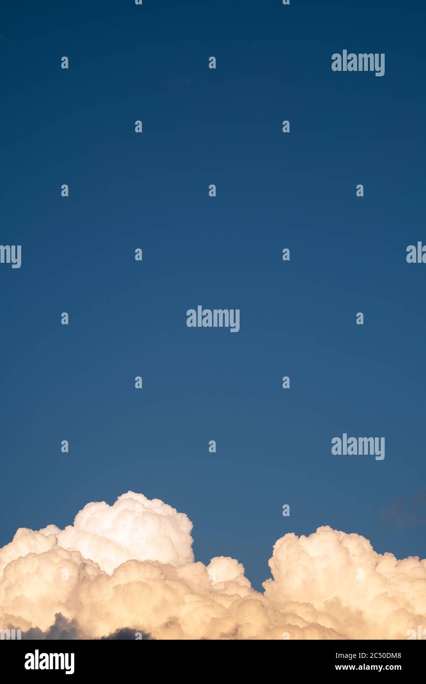 Cumulus Cloudscape su cielo blu e chiaro. Foto Stock