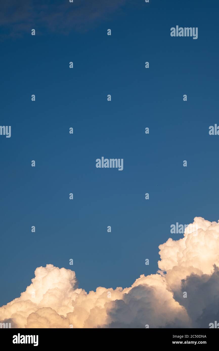 Cumulus Cloudscape su cielo blu e chiaro. Foto Stock