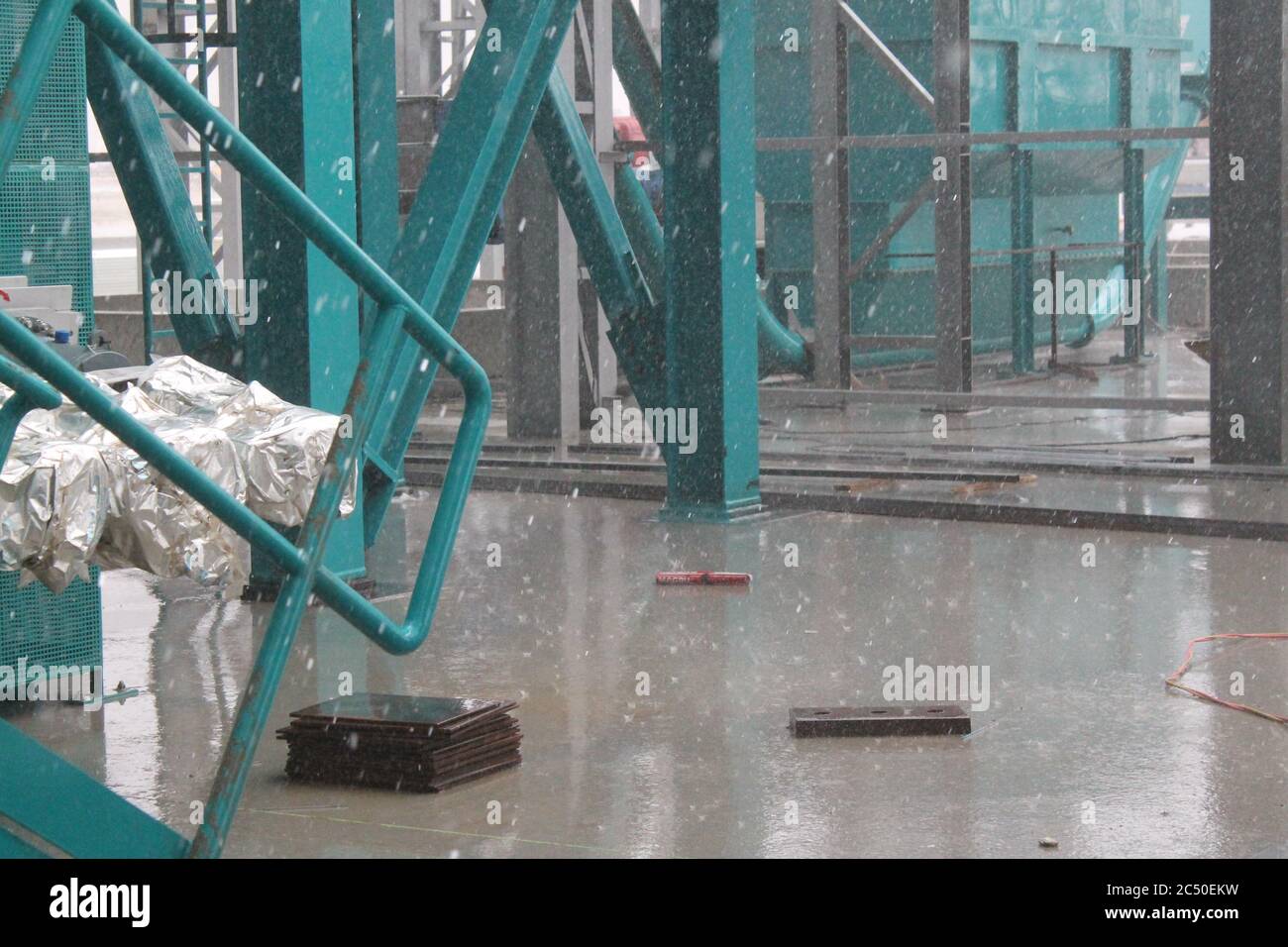 Tubi per olio in un impianto petrolchimico durante la produzione di petrolio e gas Foto Stock