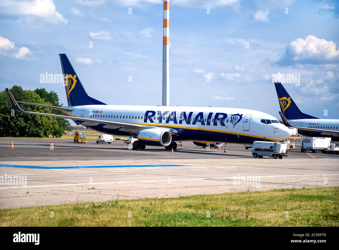 Berlino, Germania, 06/18/2020: Aerei Ryanair in posizione esterna all'aeroporto di Berlino-Schönefeld Foto Stock