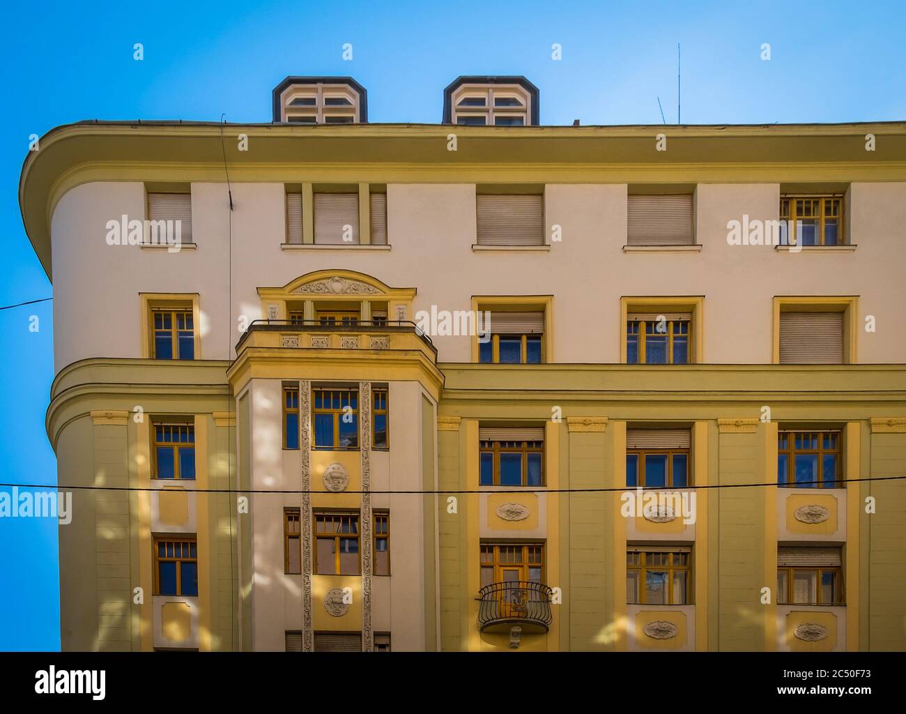 Budapest, Ungheria, marzo 2020, vista della parte superiore di un edificio con scultura architettonica Foto Stock