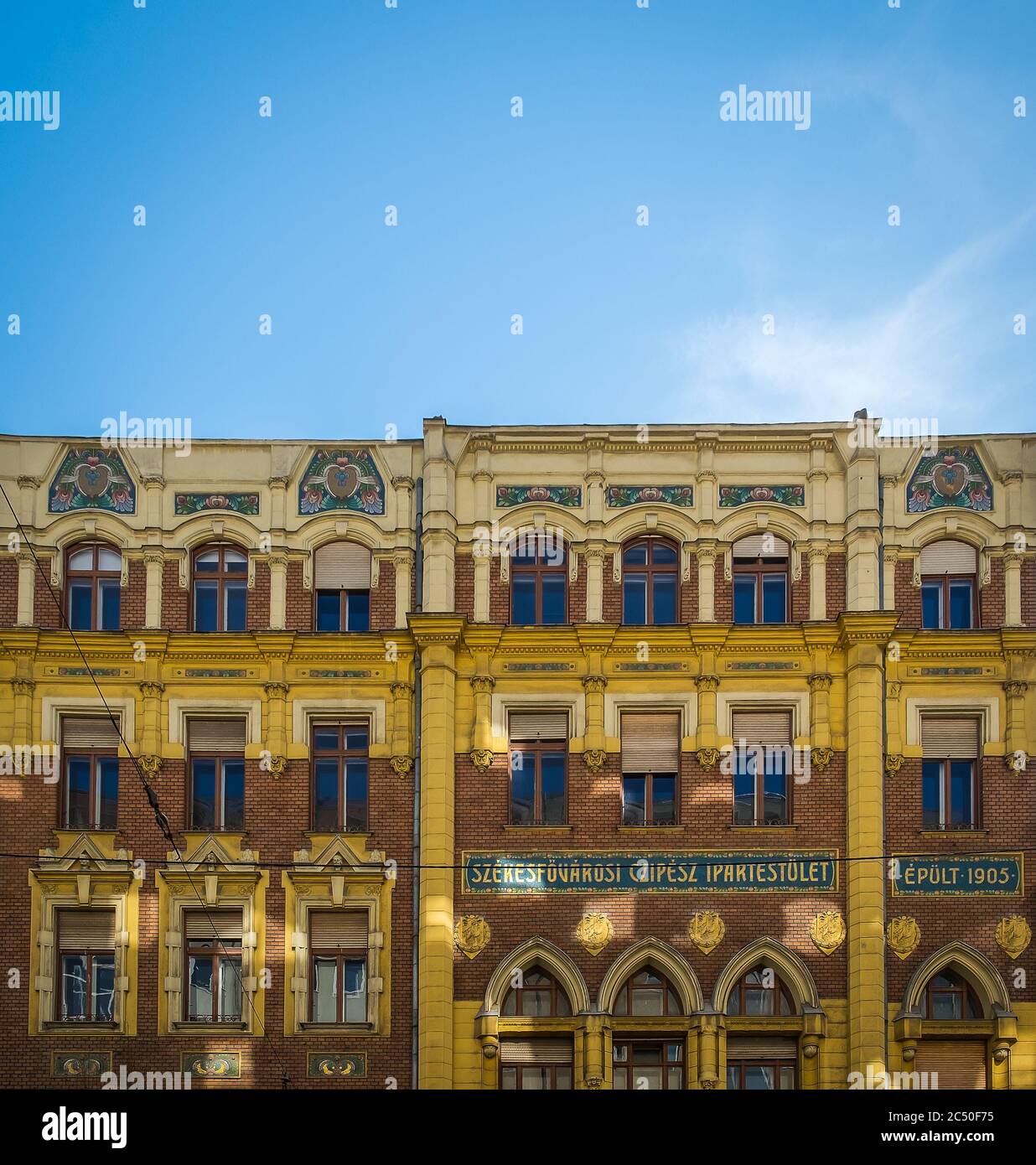 Budapest, Ungheria, marzo 2020 vista della parte superiore di un edificio con scultura architettonica Foto Stock