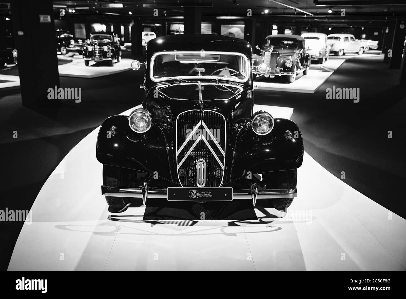 Citroen 11 BL Traction Avant (11 CV) 1955. Mostra di auto retrò su auto. Mostra di auto classiche - Heydar Aliyev Centre, Baku, Azerbaigian - 26,04,2017 Foto Stock