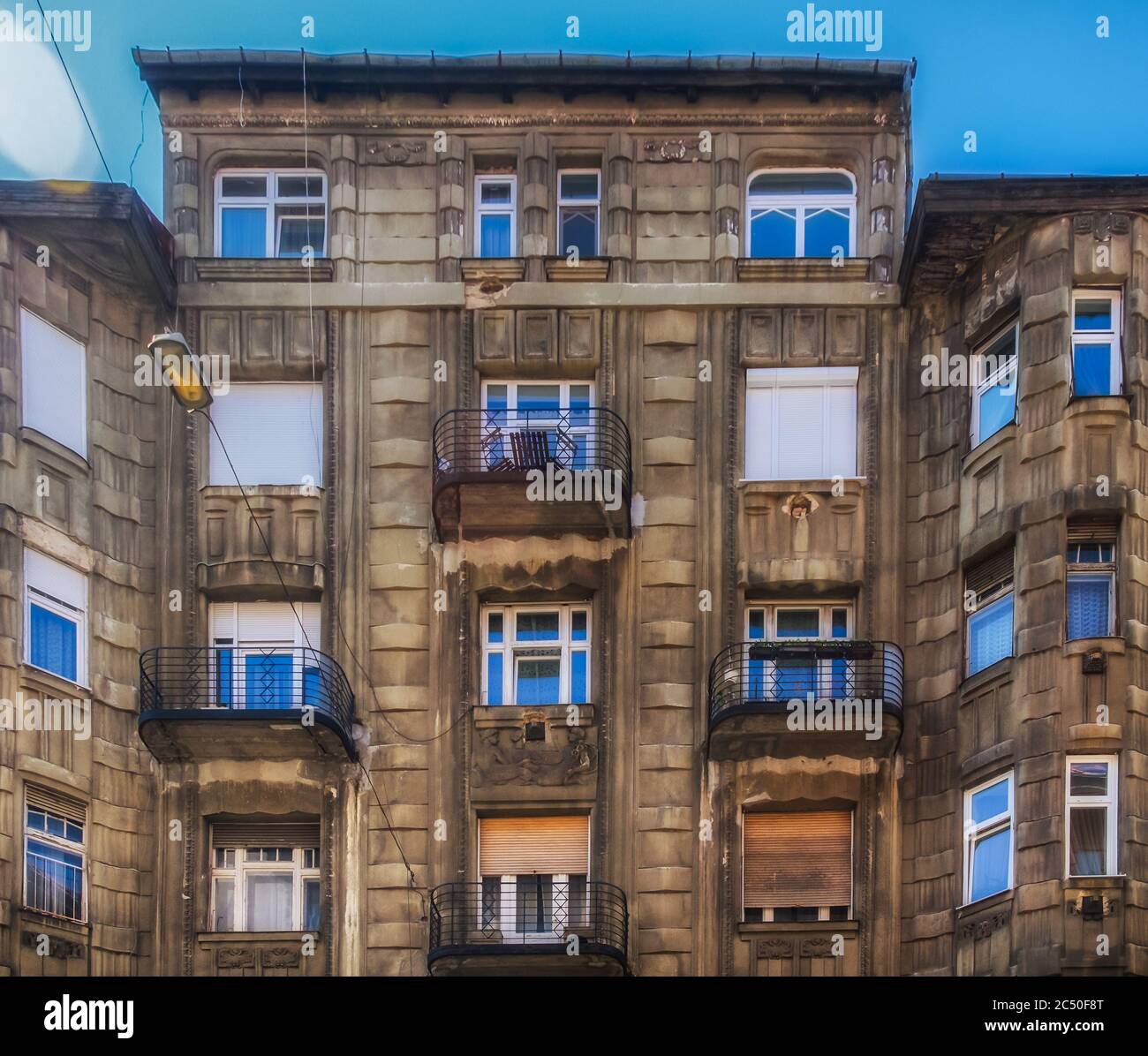 Budapest, Ungheria, agosto 2019, vista sulla parte superiore di un edificio con balconi Foto Stock