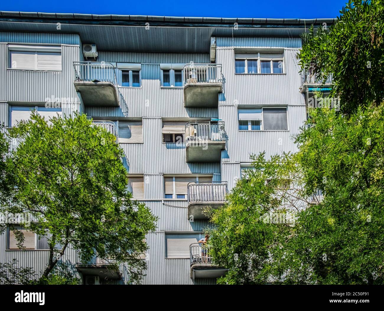 Budapest, Ungheria, ago 2019, vista della parte superiore di un edificio basso-affitto di colore azzurro Foto Stock