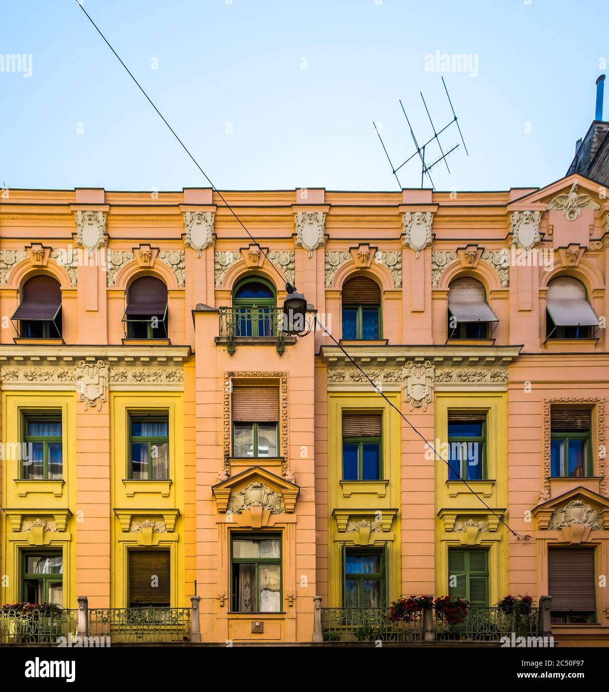 Budapest, Ungheria, ago 2019, vista della parte superiore di un edificio colorato Foto Stock