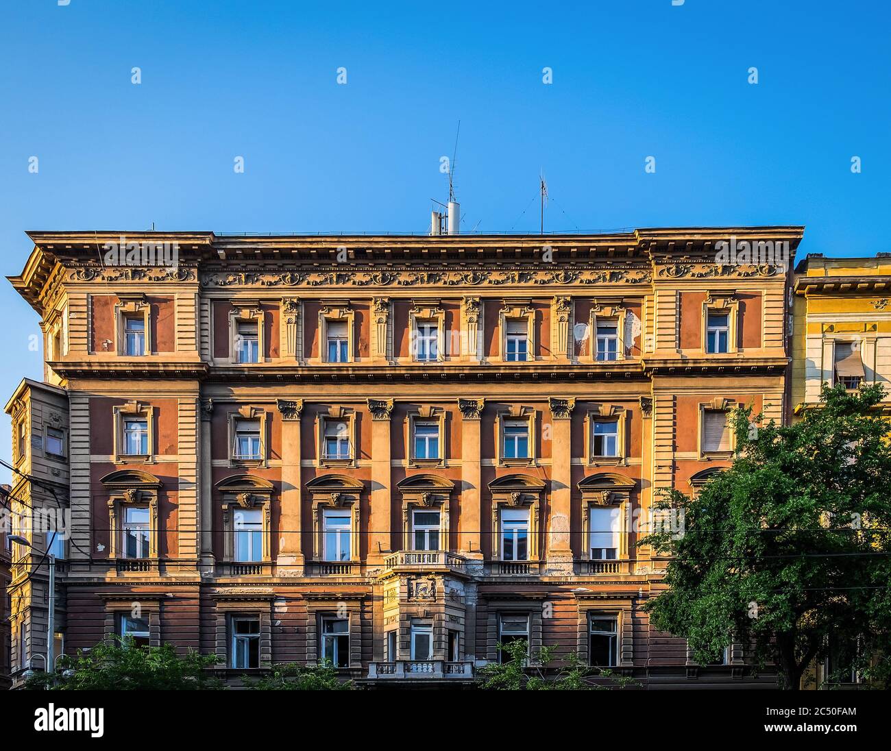 Budapest, Ungheria, 2019 agosto, vista della parte superiore di un edificio con scultura architettonica al tramonto sul viale Szent Istvan Foto Stock