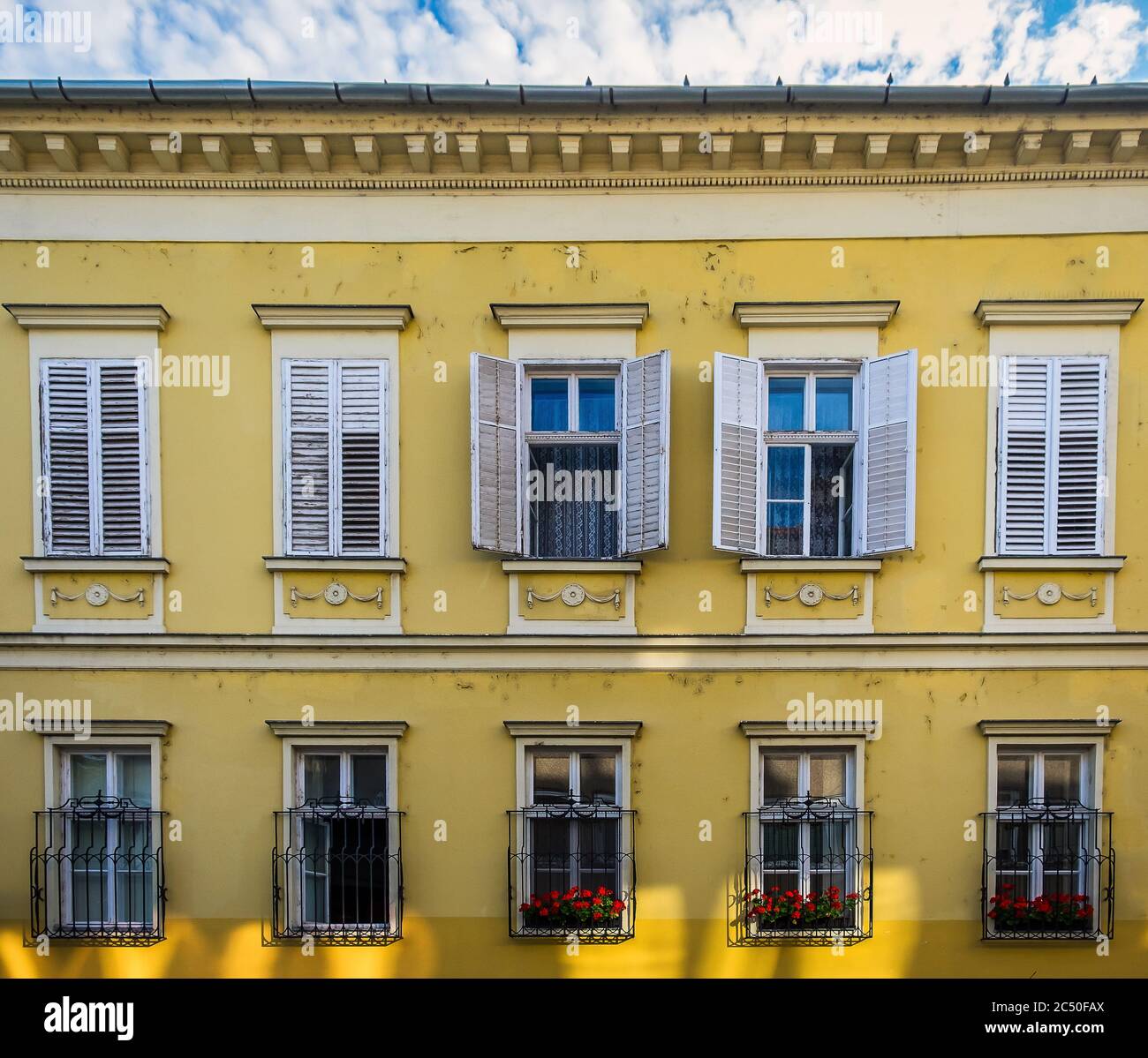 Ungheria, Budapest, 2019 agosto, primo piano di una facciata di un edificio giallo nel quartiere del Castello di Buda Foto Stock
