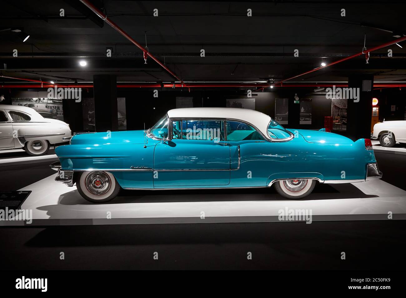 Cadillac Coupe Deville 1955. Auto retrò in mostra. Mostra di auto classiche - Heydar Aliyev Centre, Baku, Azerbaigian - 26,04,2017 Foto Stock