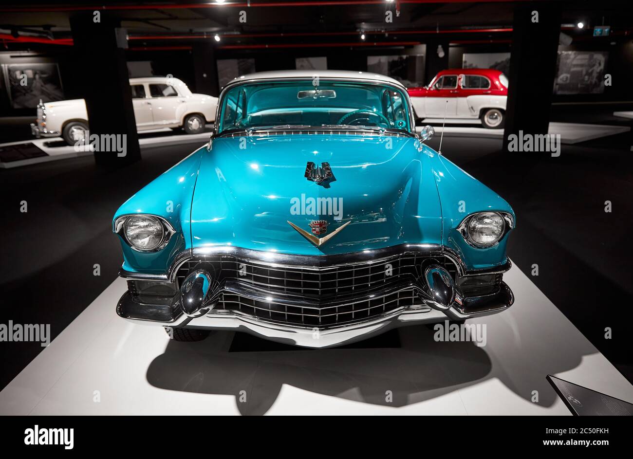 Cadillac Coupe Deville 1955. Auto retrò in mostra. Mostra di auto classiche - Heydar Aliyev Centre, Baku, Azerbaigian - 26,04,2017 Foto Stock