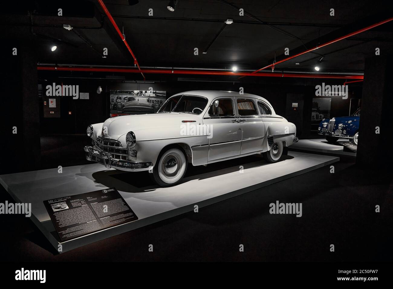 GAZ-12 ZIM berlina a sei posti a sei finestre sovietiche fabbricata tra il 1954. Auto retrò. Mostra di auto classiche - Heydar Aliyev Centre, Baku, Azerbaigian 26,0 Foto Stock