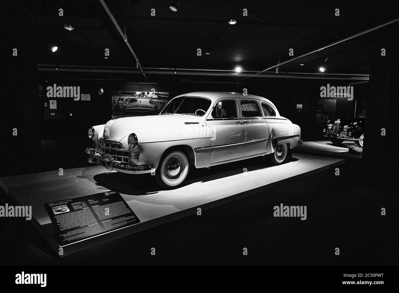 GAZ-12 ZIM berlina a sei posti a sei finestre sovietiche fabbricata tra il 1954. Auto retrò. Mostra di auto classiche - Heydar Aliyev Centre, Baku, Azerbaigian 26 Foto Stock