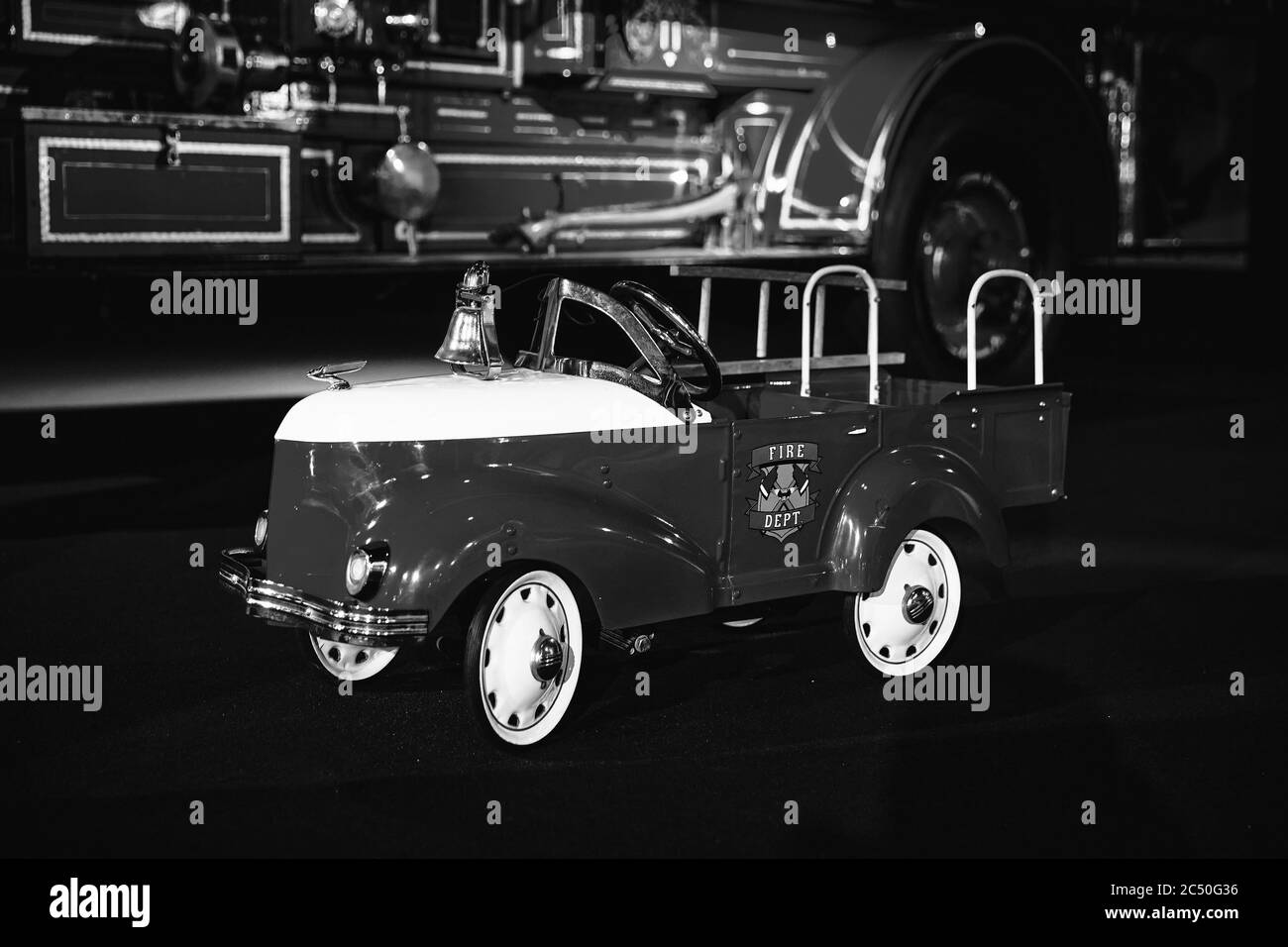 Camion fuoco rosso di metallo d'epoca per bambini. Auto retrò, giocattolo per bambini. Mostra di auto classiche - Heydar Aliyev Centre, Baku, Azerbaigian 26,04,2017 Foto Stock