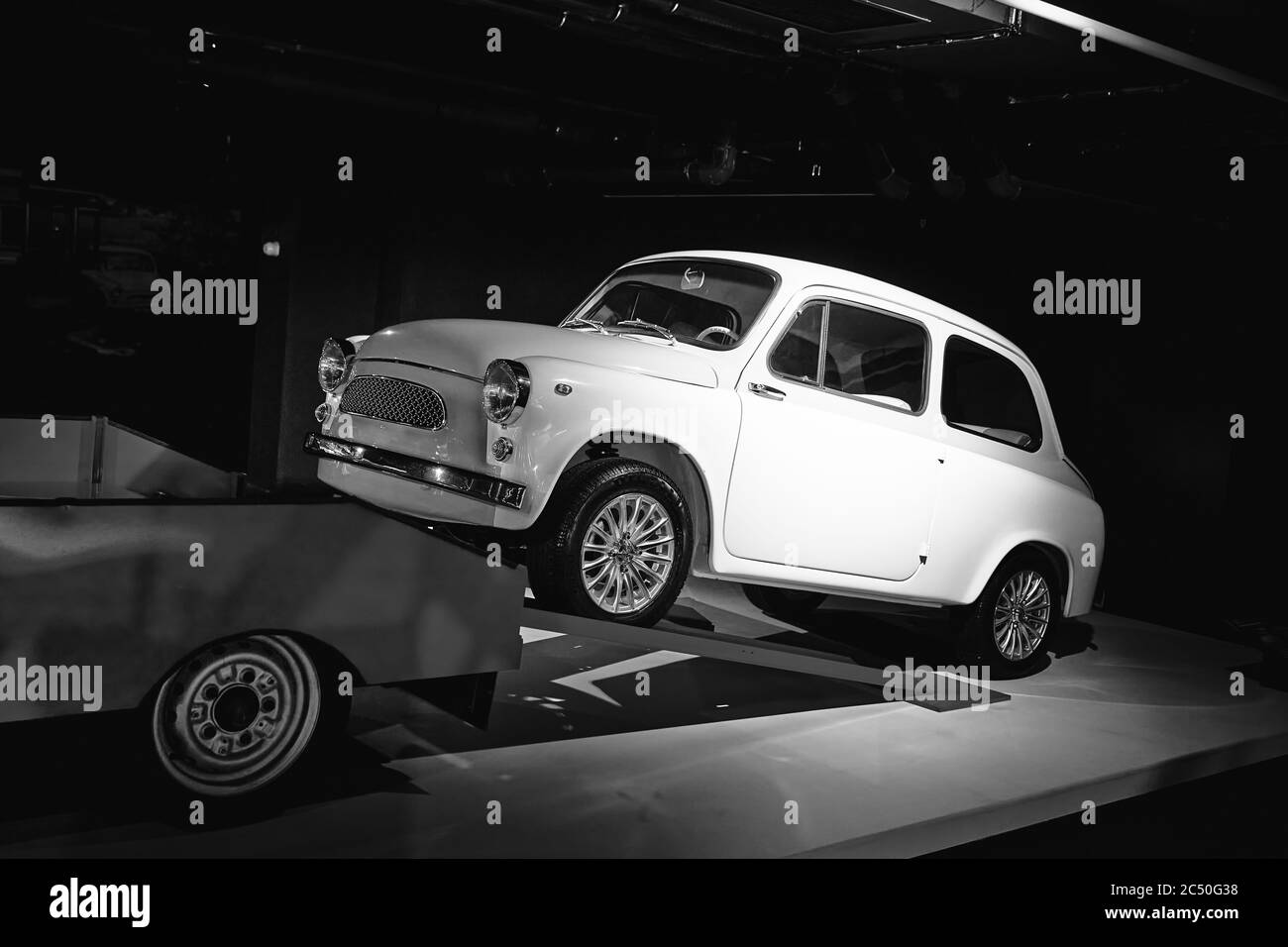 Fiat 500 L (1970). Piccola auto italiana. Auto retrò. Mostra di auto classiche - Heydar Aliyev Centre, Baku, Azerbaigian 26,04,2017 Foto Stock