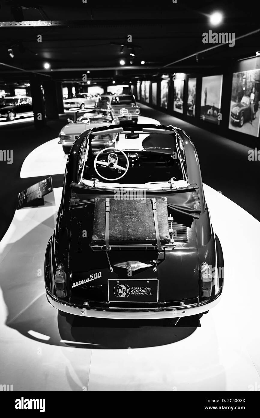 Fiat Nuova 500 (1960). Piccola auto italiana. Auto retrò. Mostra di auto classiche - Heydar Aliyev Centre, Baku, Azerbaigian 26,04,2017 Foto Stock