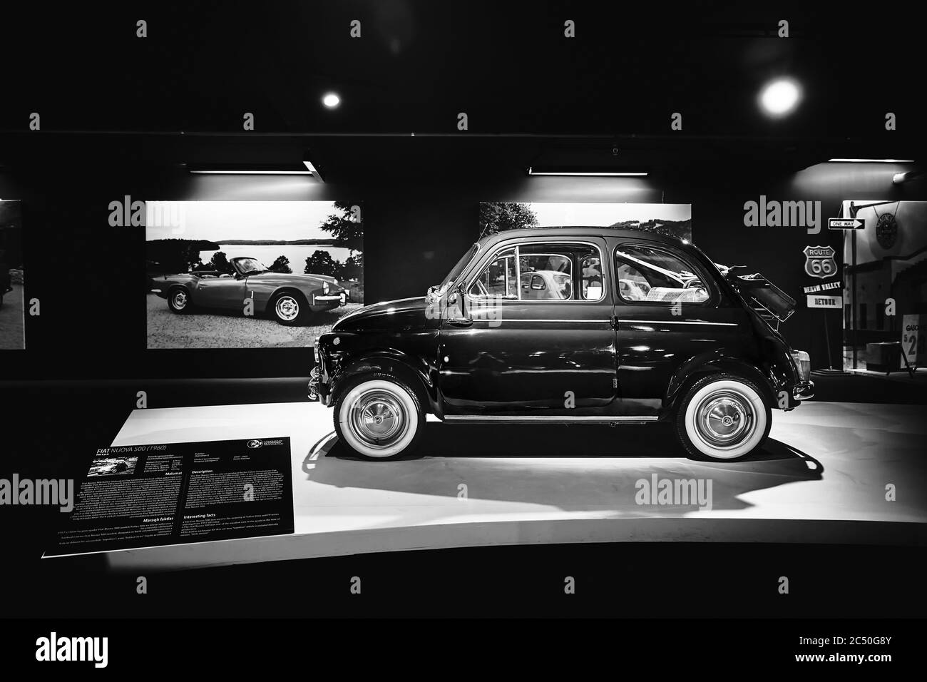 Fiat Nuova 500 (1960). Piccola auto italiana. Auto retrò. Mostra di auto classiche - Heydar Aliyev Centre, Baku, Azerbaigian 26,04,2017 Foto Stock