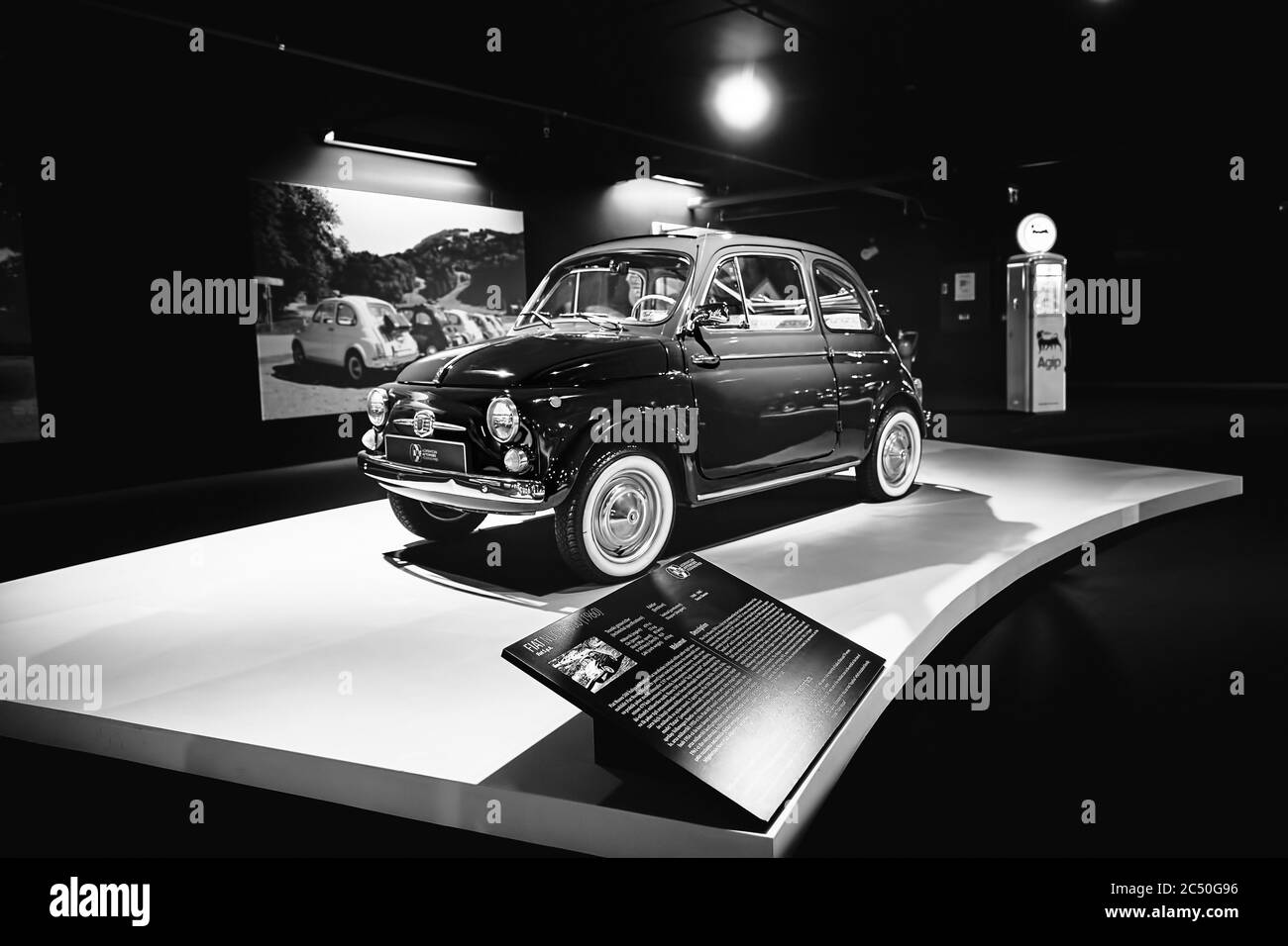 Fiat Nuova 500 (1960). Piccola auto italiana. Auto retrò. Mostra di auto classiche - Heydar Aliyev Centre, Baku, Azerbaigian 26,04,2017 Foto Stock