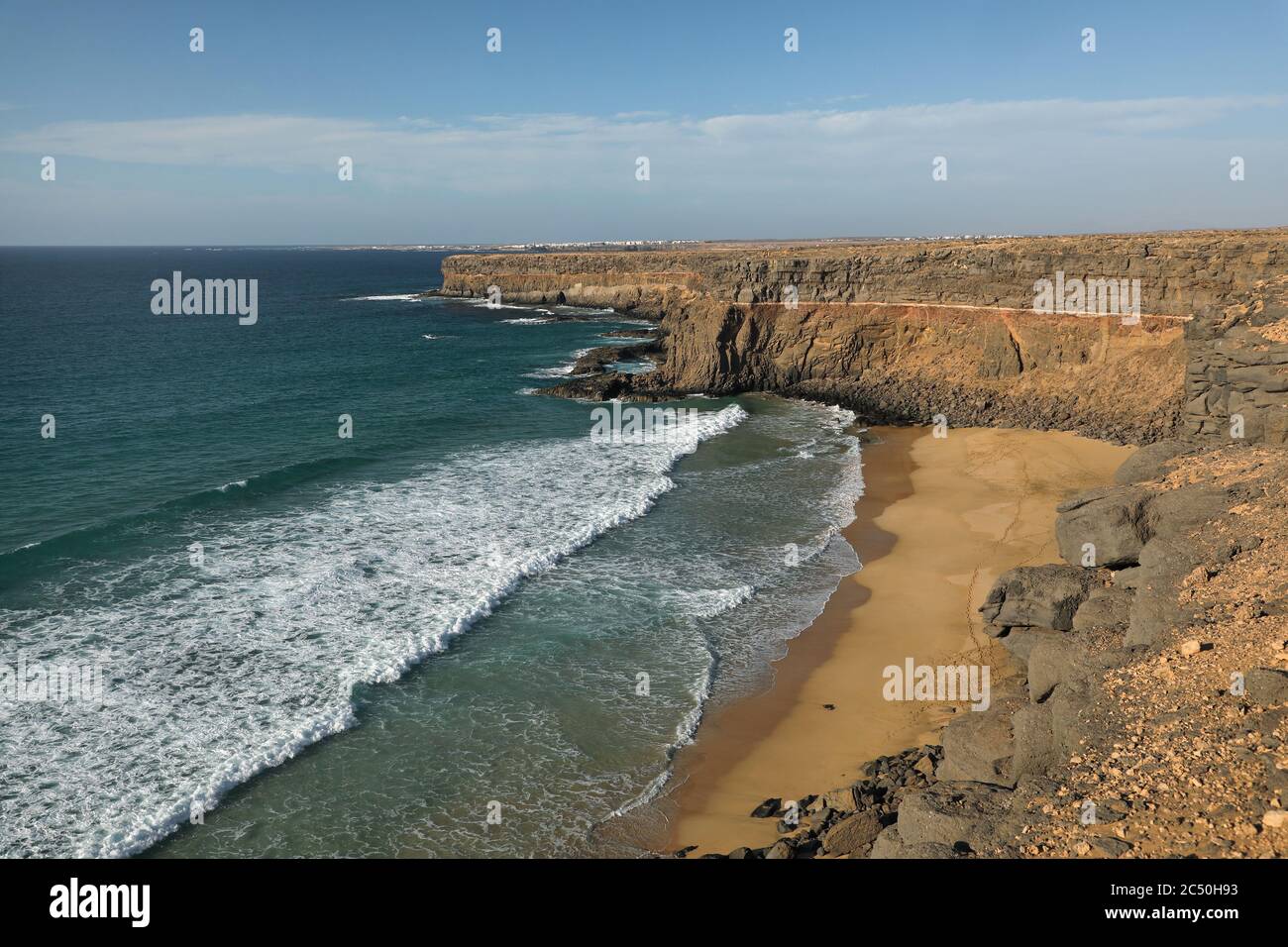 Costa ripida e spiaggia a sud di El Cotillo in luce di sera, Isole Canarie, Fuerteventura Foto Stock