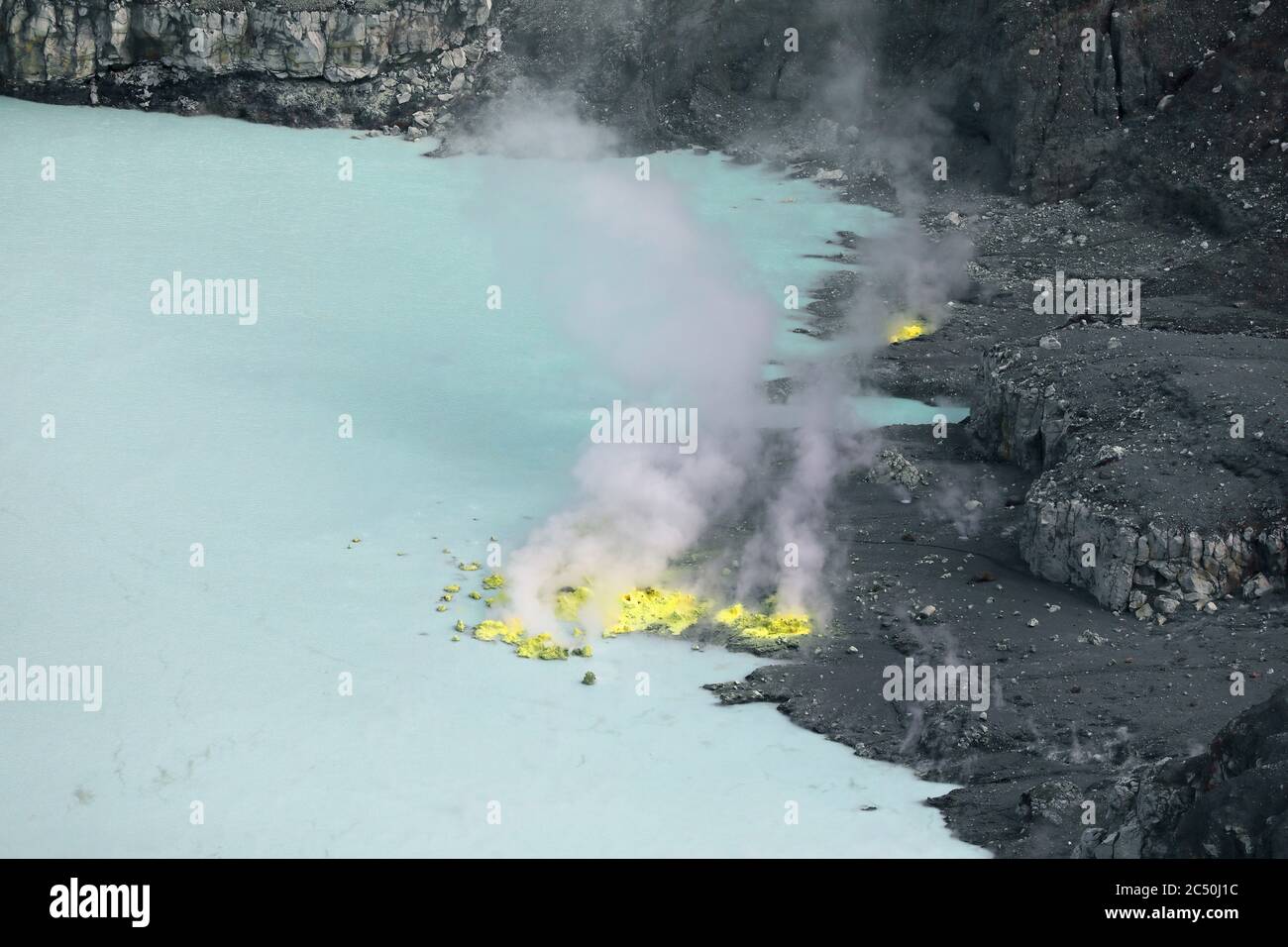 Vulcano Poás, gas in aumento presso il lago cratere Laguna Caliente, Costa Rica, Parco Nazionale Vulcano Poas Foto Stock