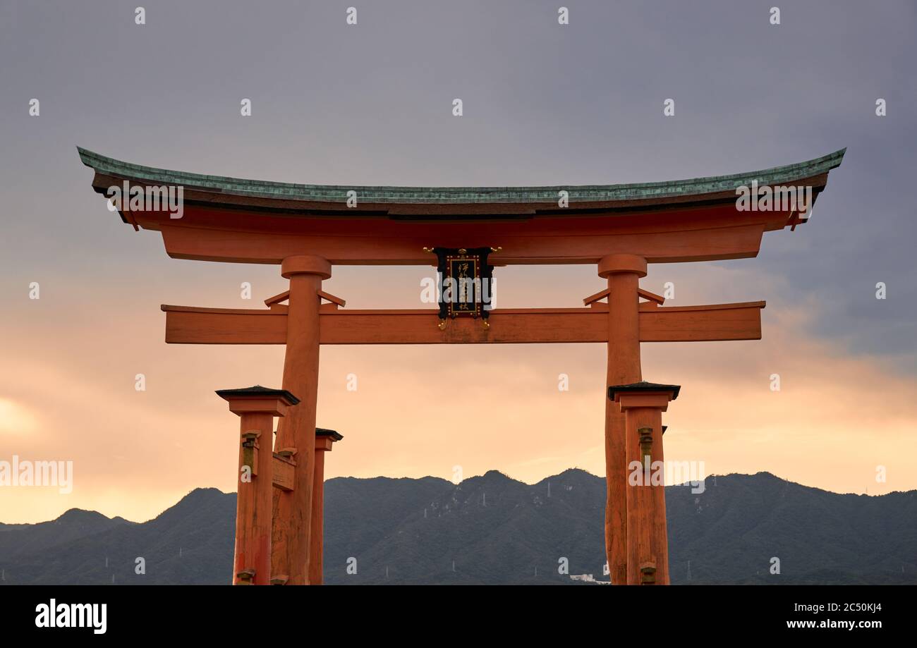 Grande torii di Miyajima al tramonto, vicino a Hiroshima, Giappone Foto Stock