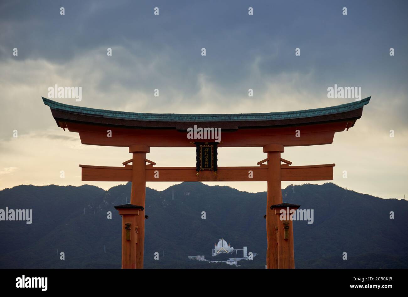 Grande torii di Miyajima al tramonto, vicino a Hiroshima, Giappone Foto Stock