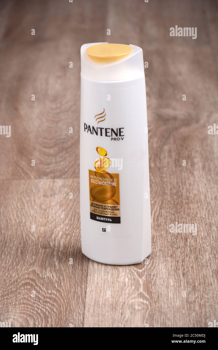 Pantene pro-v famosa bottiglia di shampoo. Shampoo Pantene pro-V, 400 ml.  Ucraina, Kharkiv, 21 giugno 2020 Foto stock - Alamy