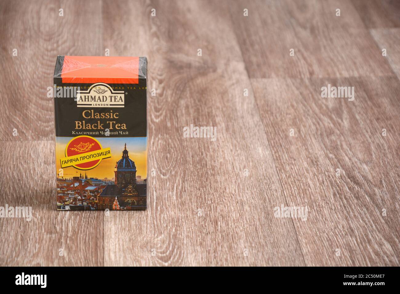 Tè Ahmad. Scatola di tè nero Ahmad inglese classico. Questo marchio ha aperto Chariteas, una sala da tè di marca in Hampshire. Ucraina, Kharkiv, 21 giugno 2020. Foto Stock