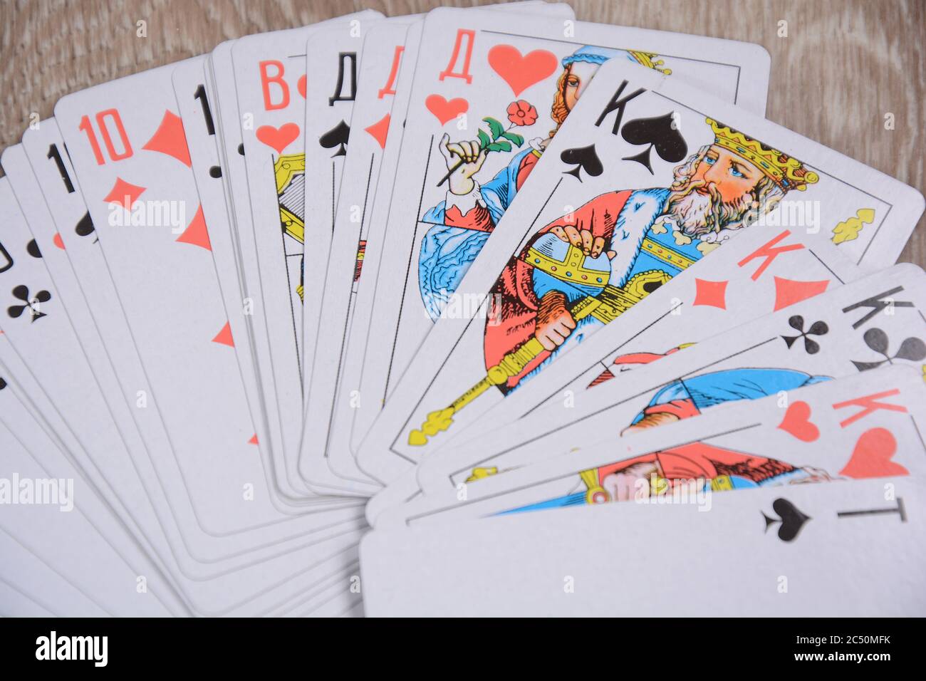 Carte da gioco impostate da vicino. Molte vecchie carte da gioco. Foto Stock
