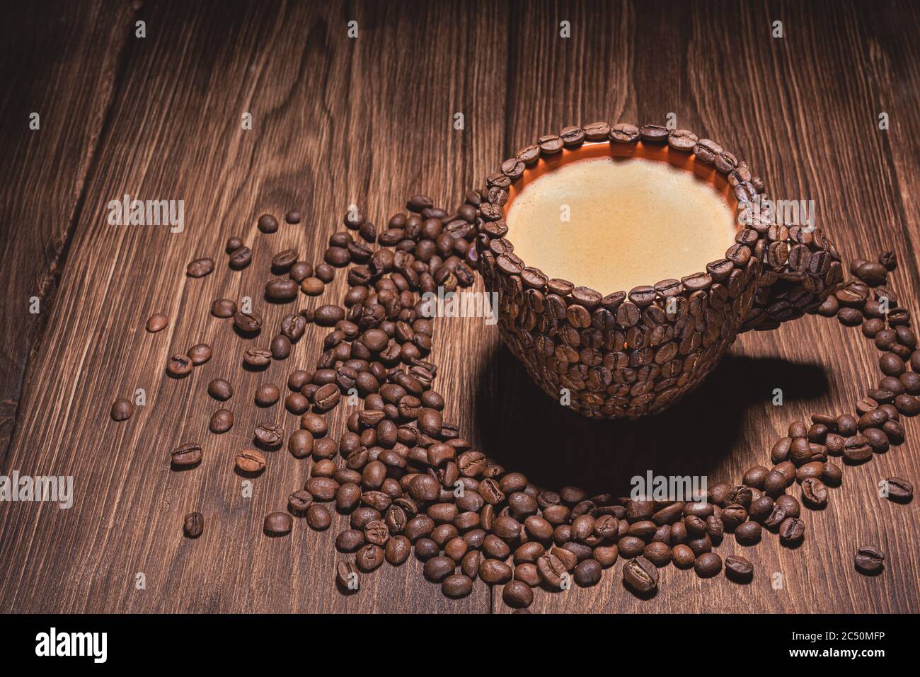 Tazza di caffè con caffè ottenuto da caffè in grani tavolo di legno. Caffè naturale in grani arabica. Coffee Cup Table Tree Coffee Grain Vista laterale primo piano. Foto Stock