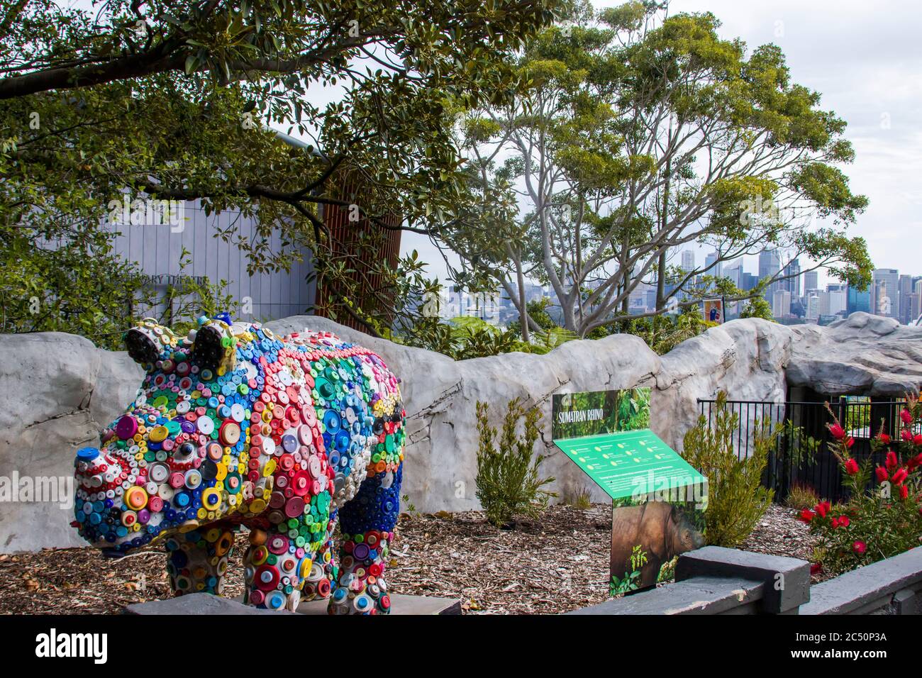 L'area espositiva di Sumatran Rhinoceros nello zoo di Taronga, Sydney. Il modello è realizzato con tappo in plastica per ricordare alle persone di proteggere l'ambiente. Foto Stock