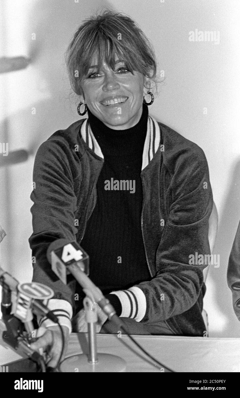 Jane fonda risponde alle domande della stampa in occasione di un evento all'allenamento di Jane fonda a Beverly Hills, CA, 1980 Foto Stock
