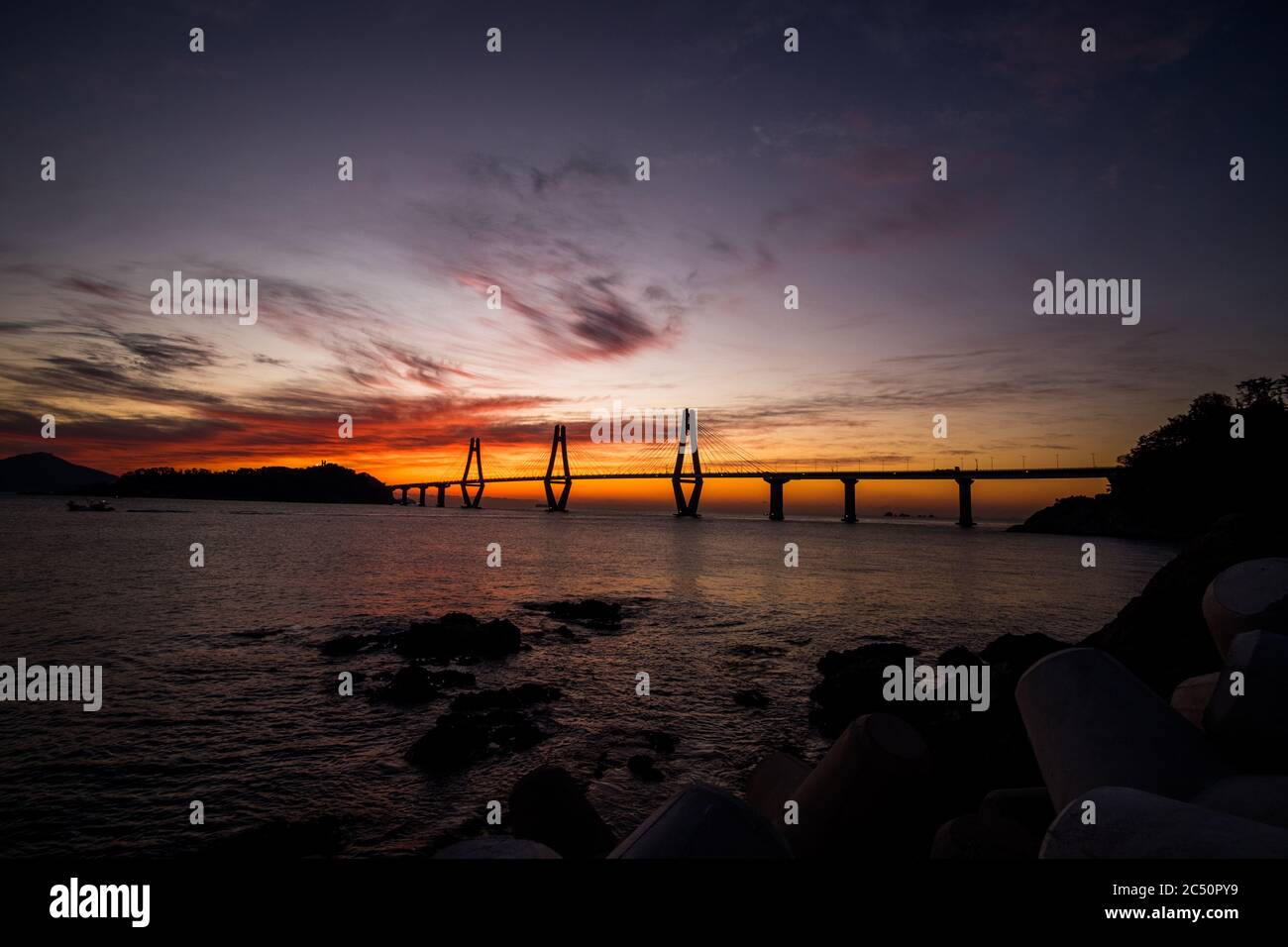 Cielo di colore arancione prima dell'alba Foto Stock