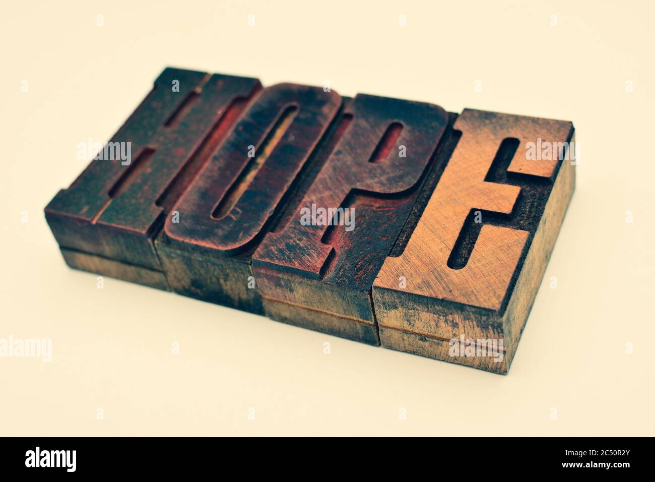 La parola 'speranza' fatta di lettere tipografiche in legno. Uno stato d'animo ottimista, un'aspettativa di un concetto di risultati positivi. Foto Stock