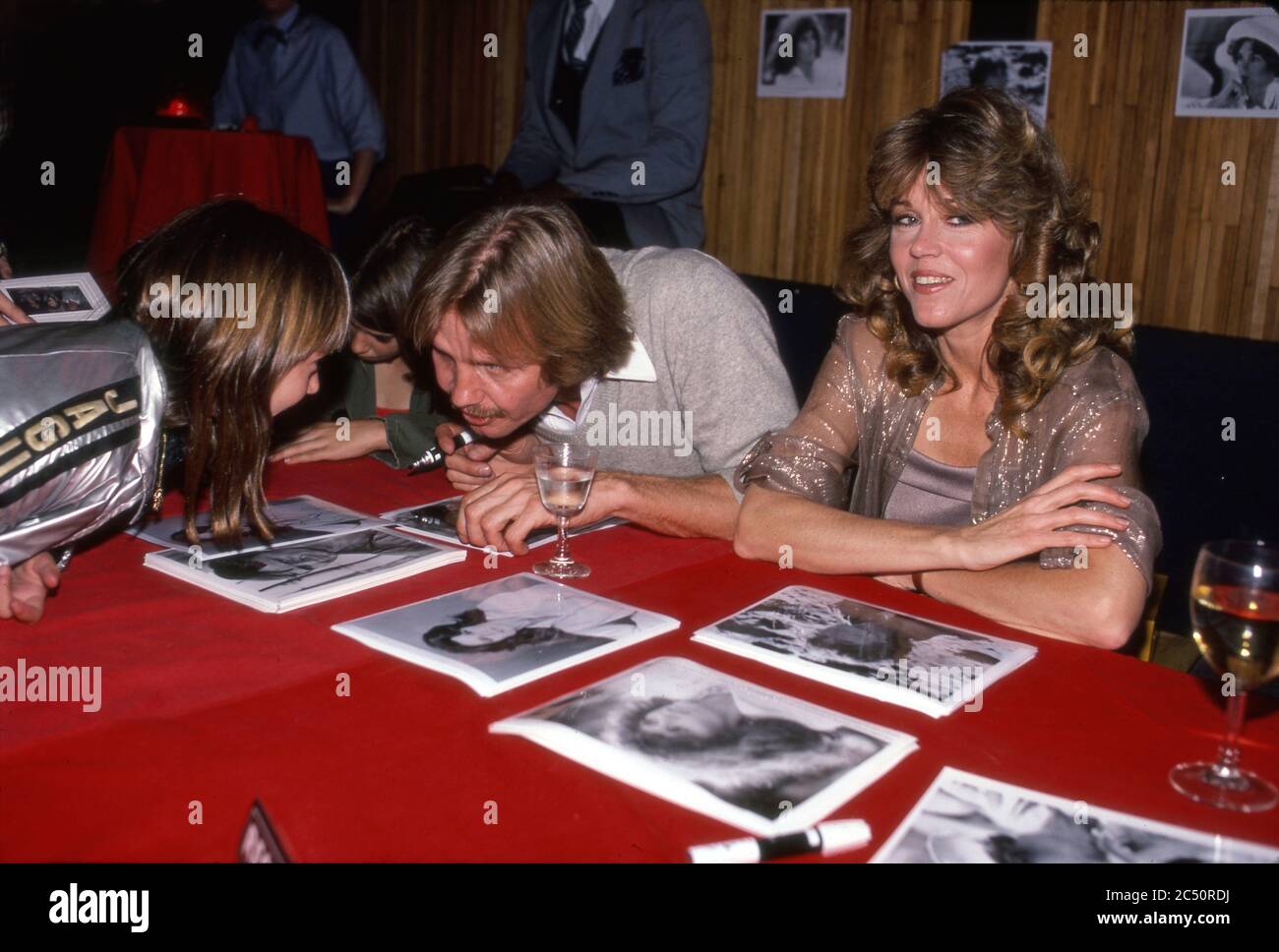 Jane fonda e Jon Voigt firmano le foto del loro film Coming Home in un evento era al Flippers Roller Boogie Palace a West Hollywood, CA, 1978 Foto Stock