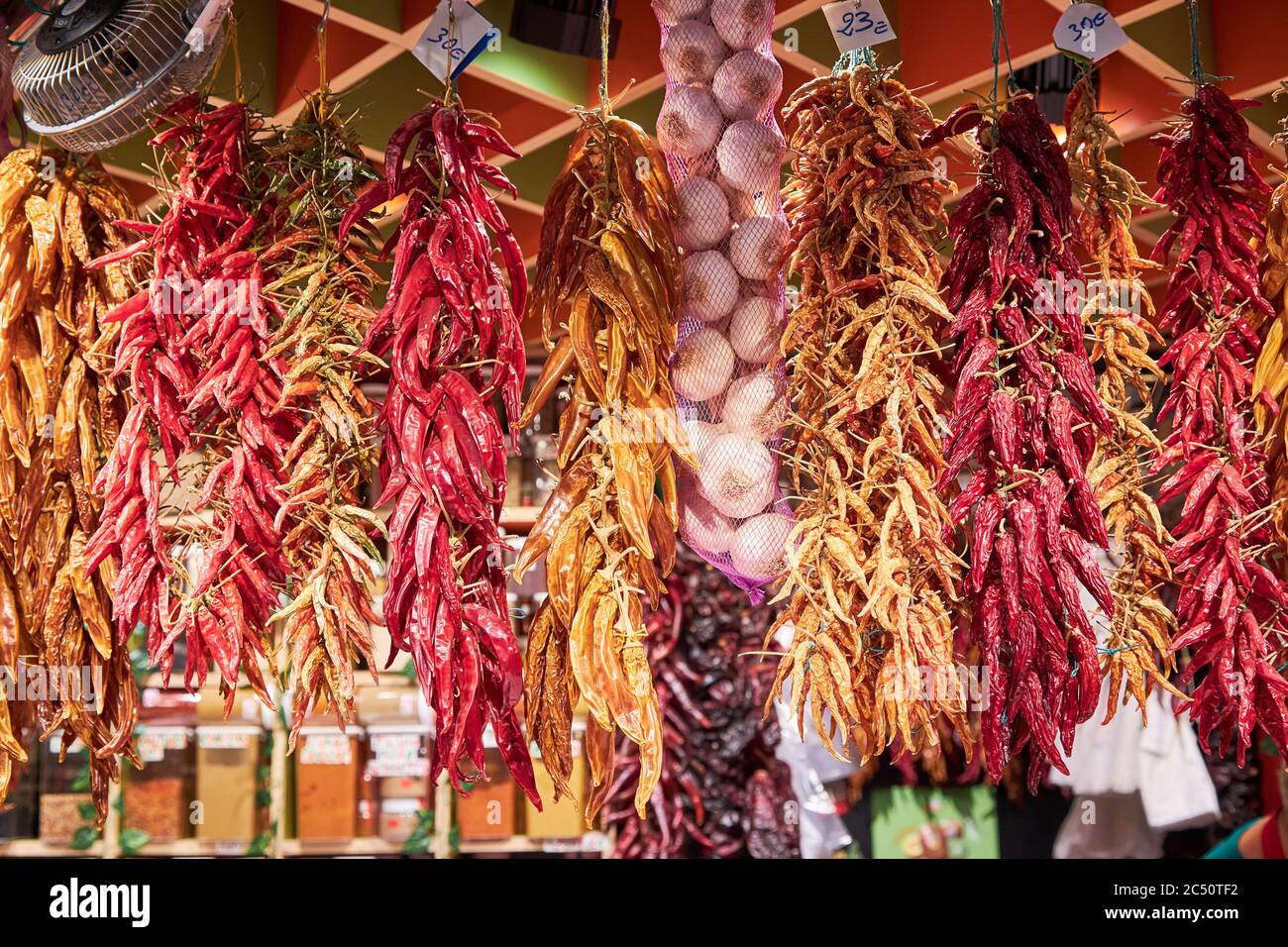 Chilis al Mercat de la Boqueria, un famoso mercato alimentare appena fuori la Ramblas, Barcellona Foto Stock