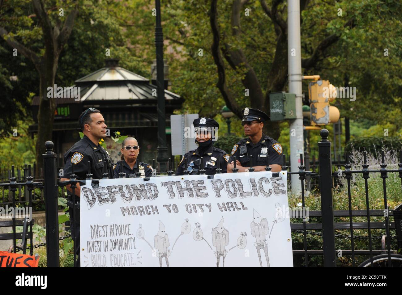 I manifestanti "Occupy City Hall" fuori dal tribunale di Tweet a Manhattan luglio 29 chiedono al sindaco di New York Bill de Blasio di tagliare il budget della polizia di 1 dollaro. Foto Stock