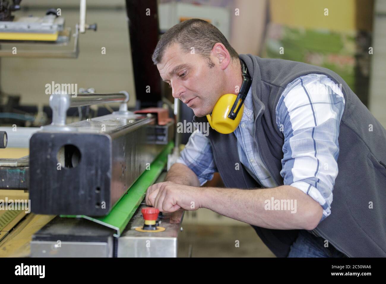 Uomo di fabbrica lavoratore azienda lamiera in officina Foto Stock