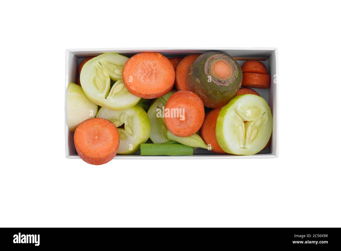 Fette di verdure fresche all'interno della scatola di cartone isolata su sfondo bianco Foto Stock