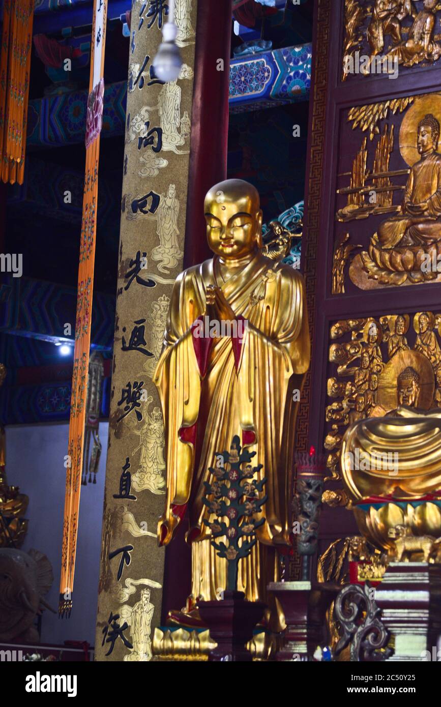 Tempio di Baotong: Statue dorate all'interno del Padiglione Tripitaka Sutra. Wuhan, Cina Foto Stock
