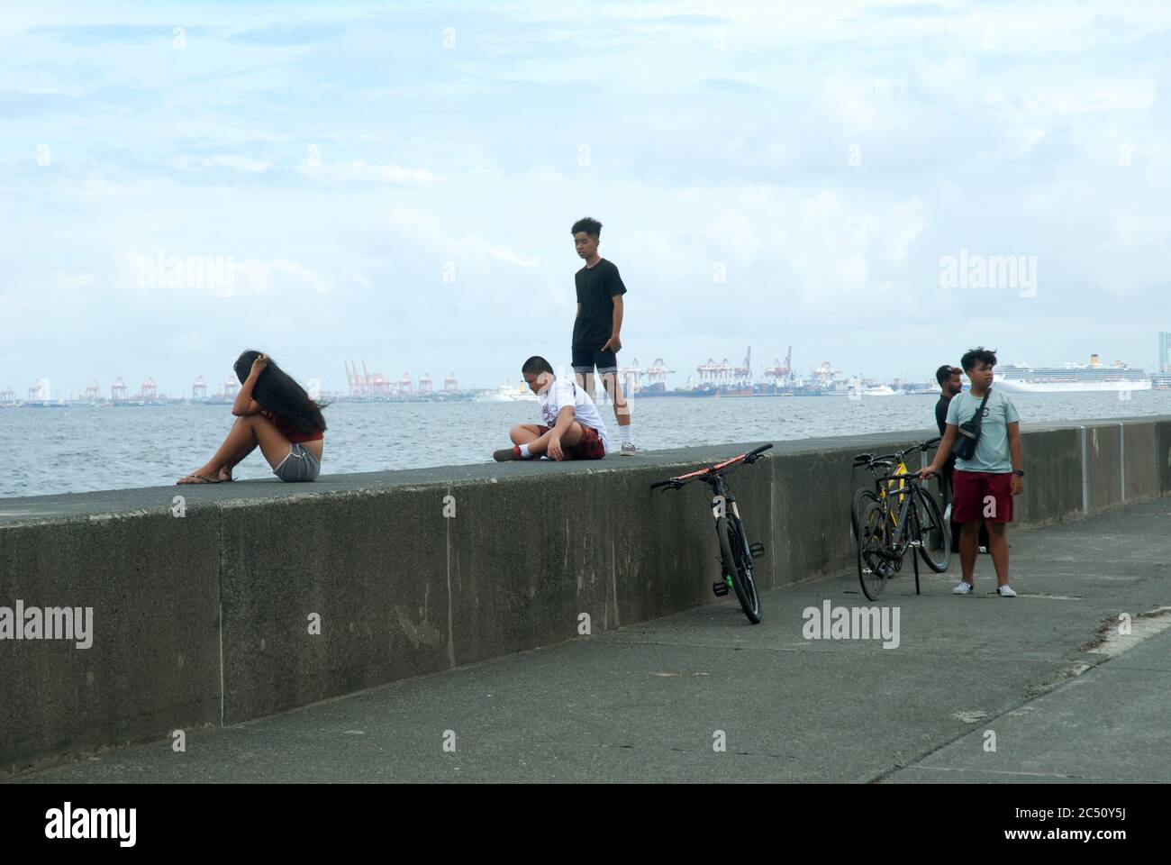 Persone che si rilassano sul lungomare Boulevard, Pasay, Metro Manila, le Filippine. Foto Stock