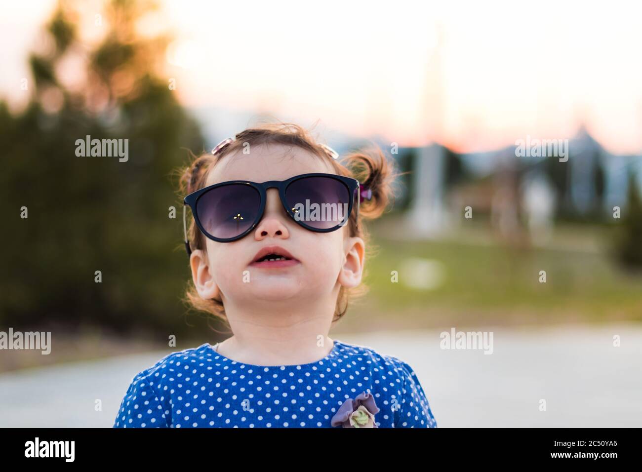 Elegante ragazza di occhiali da sole Foto Stock