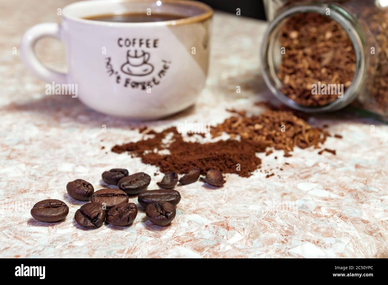 tazza di caffè e chicchi di caffè sul tavolo da cucina Foto Stock