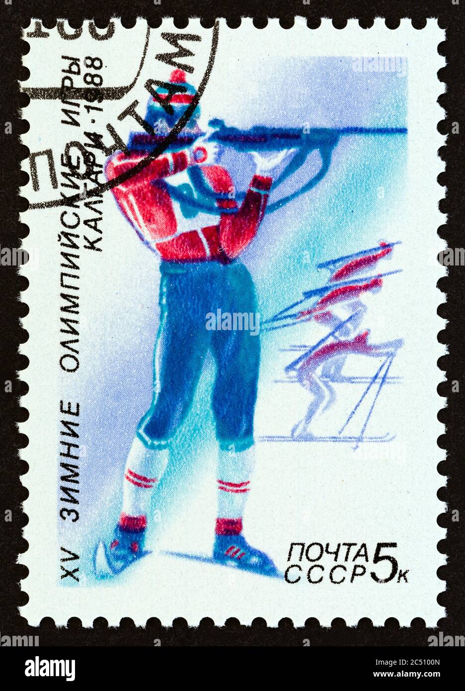 URSS - CIRCA 1988: Un francobollo stampato in URSS dal numero 'Giochi Olimpici invernali, Calgary, Canada' mostra Biathlon, circa 1988. Foto Stock