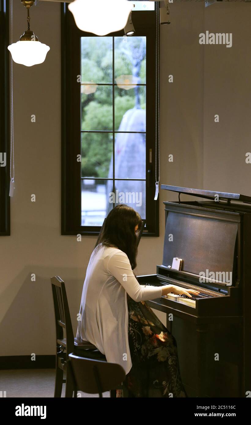 Un pianoforte originariamente di proprietà di Akiko Kawamoto, una donna  giapponese di 19 anni uccisa nel bombardamento atomico statunitense del  1945 di Hiroshima, viene suonato presso la Rest House nel Peace Memorial