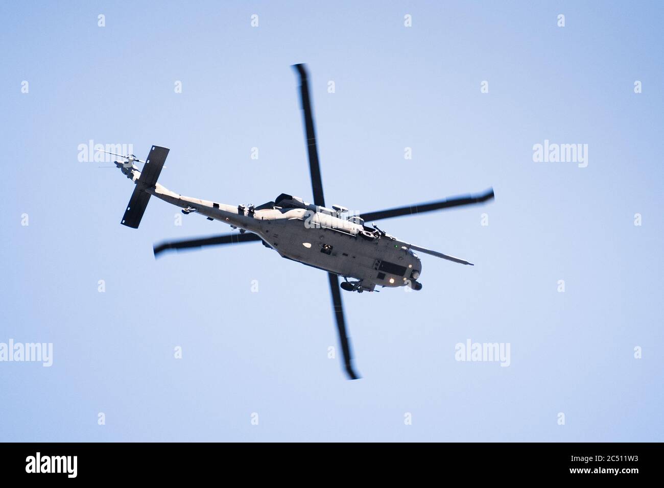 20 Giugno 2020 Mountain View / CA / USA - elicottero militare che esegue la ricerca e il salvataggio di esercizi di addestramento intorno Moffett Federal Airfield in Silic Foto Stock