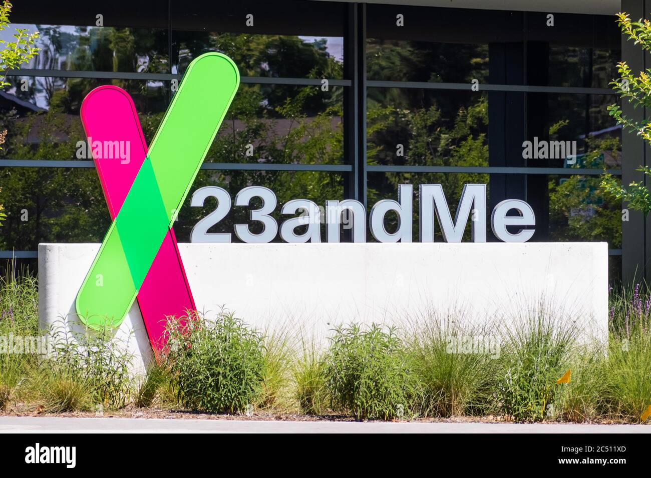 19 Giugno 2020 Sunnyvale / CA / USA - il 23andme logo presso la loro nuova sede in Silicon Valley; sulla base di un campione di saliva, 23andMe fornisce rapporti Foto Stock