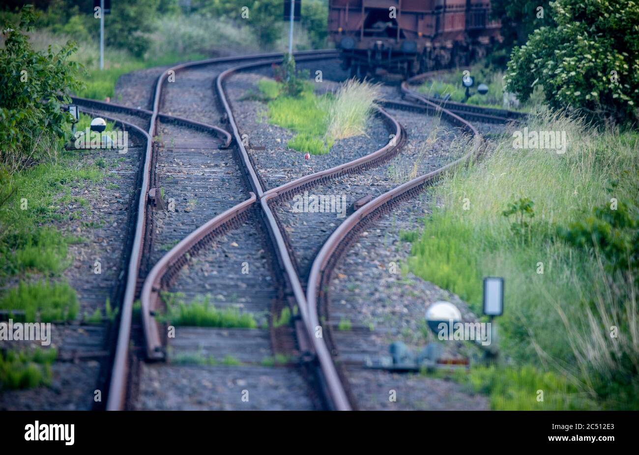 12 giugno 2020, Meclemburgo-Pomerania occidentale, Plau am See: Una ferrovia della Ostdeutsche Eisenbahngesellschaft (ODEG) raggiunge la stazione dopo il suo viaggio sulla linea ferroviaria meridionale proveniente da Parchim. Le auto vuote sono parcheggiate su un veggente nella stazione di Plau am See. La Ostdeutsche Eisenbahngesellschaft (ODEG) è in funzione sulla linea ferroviaria meridionale da Parchim a Plau am See per diverse settimane. Gli operatori della nuova linea ferroviaria meridionale RB19 sperano di aumentare il numero di passeggeri durante l'alta stagione. Il servizio ferroviario Südbahn tra Malchow e Parchim è stato annullato dalla sta Foto Stock