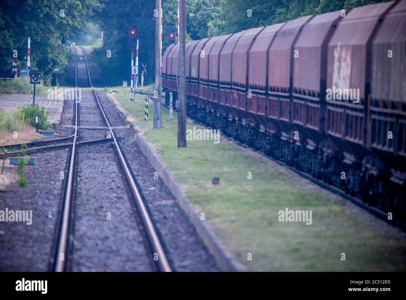12 giugno 2020, Meclemburgo-Pomerania occidentale, Plau am See: Una ferrovia della Ostdeutsche Eisenbahngesellschaft (ODEG) raggiunge la stazione dopo il suo viaggio sulla linea ferroviaria meridionale proveniente da Parchim. Le auto vuote sono parcheggiate su un veggente nella stazione di Plau am See. La Ostdeutsche Eisenbahngesellschaft (ODEG) è in funzione sulla linea ferroviaria meridionale da Parchim a Plau am See per diverse settimane. Gli operatori della nuova linea ferroviaria meridionale RB19 sperano di aumentare il numero di passeggeri durante l'alta stagione. Il servizio ferroviario Südbahn tra Malchow e Parchim è stato annullato dalla sta Foto Stock