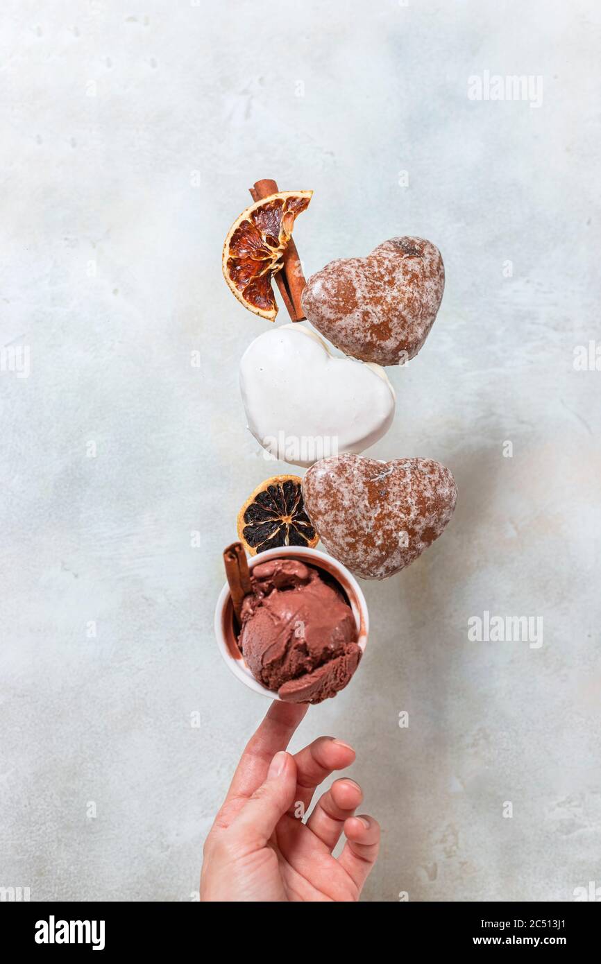 Gelato invernale con biscotti al pan di zenzero. I biscotti e il gelato al pan di zenzero cadono o volano in movimento. Spazio di copia Foto Stock