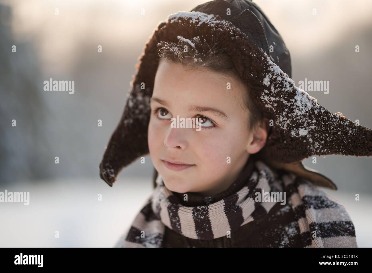 gioie invernali, il ragazzo gioca fuori in inverno Foto Stock